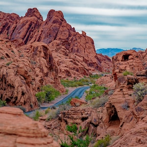 Valley of Fire, Nevada#B158a. Felrode Azteekse zandstenen ontsluitingen tussen grijze en bruine kalksteen, digitale print, voor thuis, kantoorinrichting.