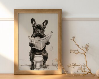 Puede incluir: Una impresión en blanco y negro enmarcada de un bulldog francés sentado en un inodoro, leyendo un periódico. El perro es el punto focal, con el inodoro y el baño en el fondo. El marco es de color madera clara.