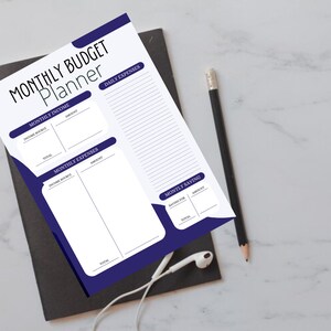 Puede incluir: Un planificador de presupuesto mensual imprimible con secciones para ingresos mensuales, gastos mensuales y ahorros mensuales. El planificador tiene un esquema de color azul y blanco.