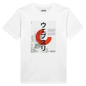 Puede incluir: Camiseta blanca con un diseño gráfico que presenta un círculo rojo y texto japonés que dice "UI/UX" y "ウェブラズリ".