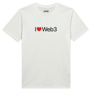 Puede incluir: Camiseta blanca con un corazón rojo y el texto "I ♥ Web3" impreso en la parte delantera.