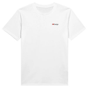 Puede incluir: Camiseta blanca lisa con cuello redondo y mangas cortas. El texto "I ❤️ Design" está impreso en rojo en la parte superior izquierda del pecho. El símbolo del corazón reemplaza la palabra "love" en el diseño.