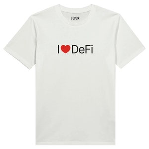 Puede incluir: Camiseta blanca con un corazón rojo y el texto "I ♥ DeFi" impreso en la parte delantera.