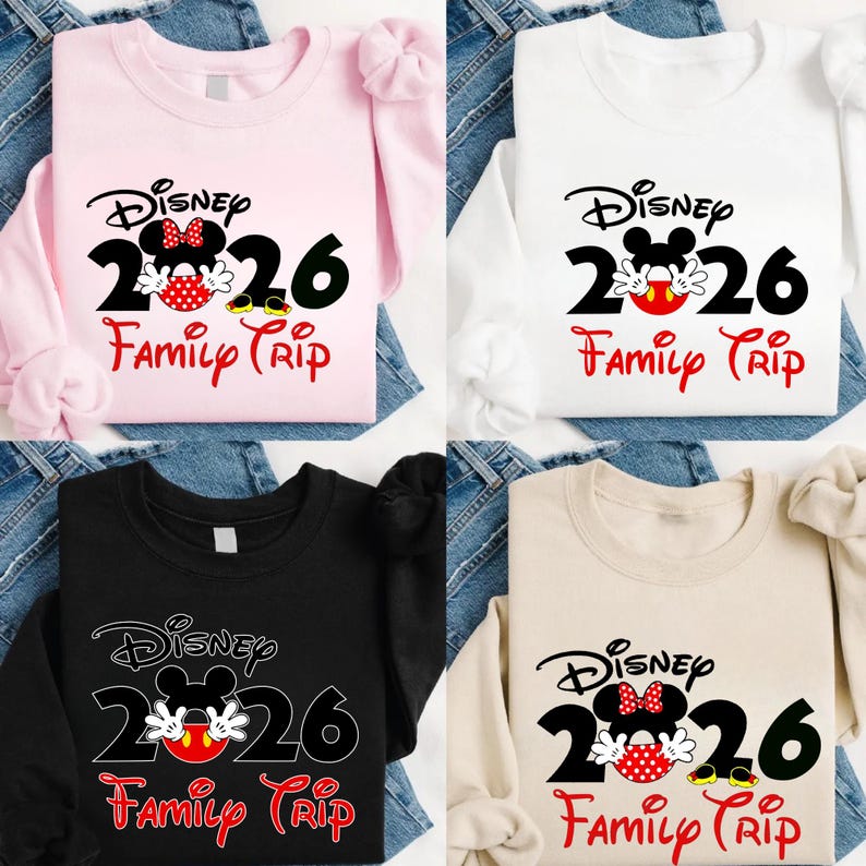 K&ouml;nnte beinhalten: Vier lang&auml;rmelige Sweatshirts in Rosa, Wei&szlig;, Schwarz und Beige. Jedes Shirt zeigt eine Disney-Grafik mit dem Text "2026 Family Trip" in Schwarz und Rot, mit einem Mickey Mouse-Design.