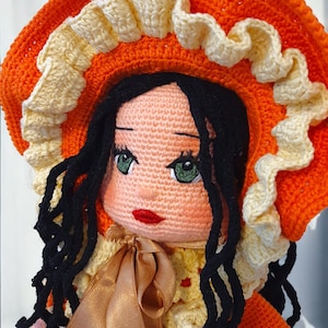 Muñeca de crochet hecha a mano con sombrero naranja y vestido amarillo, hermosos ojos verdes, juguete coleccionable decorativo, regalo amigurumi único para todos.