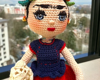 メキシコの芸術家フリーダ・カーロにインスパイアされた、手作りのクロシェ人形