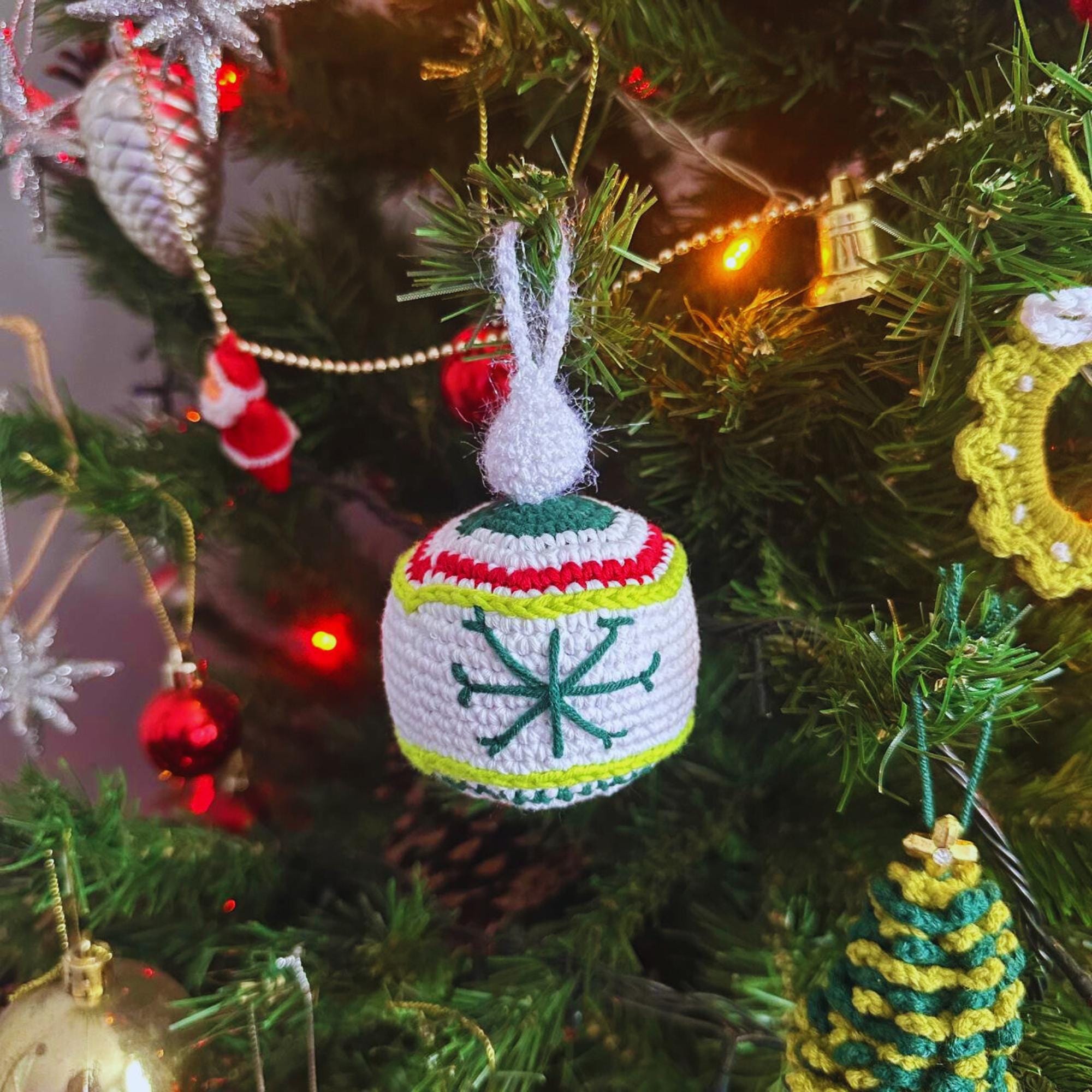手編みかぎ針編みクリスマスオーナメントセット – カスタマイズ可能な8