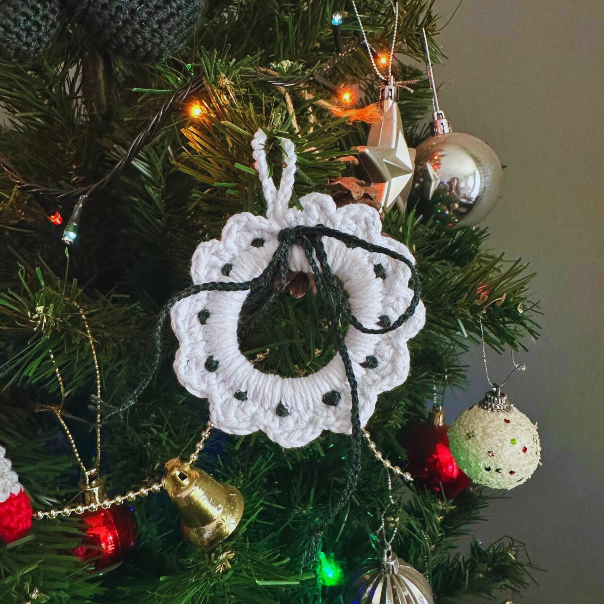 手編みかぎ針編みクリスマスオーナメントセット – カスタマイズ可能な8