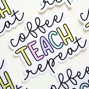 Op de afbeelding: Witte stickers met de woorden "coffee TEACH repeat" in een zwart, cursief lettertype. Het woord "TEACH" is in pastelkleuren: geel, roze en lichtblauw. De stickers zijn verspreid op een witte achtergrond.