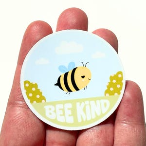 Adesivo Bee Kind, decalcomania ape volante, grazioso design estivo, citazione ispiratrice, regalo per gli amanti delle api, adesivo in vinile fatto a mano, sensibilizzazione sulla salute mentale