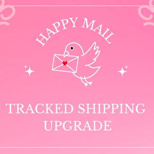 Könnte beinhalten: Eine rosa Grafik mit einer weißen Strichzeichnung eines Vogels, der einen Umschlag mit einem roten Herz trägt. Der Text lautet HAPPY MAIL und TRACKED SHIPPING UPGRADE. In den Ecken befinden sich weiße Herzumrisse und zwei vierzackige Sterne.