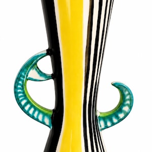 Può includere: Un vaso in ceramica caratterizzato da un motivo a righe verticali in giallo brillante, nero e bianco. Il recipiente presenta un bordo svasato con interno giallo e due manici curvi distinti in un gradiente di verde acqua e verde con accenti bianchi.