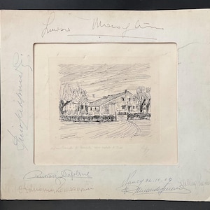 Könnte beinhalten: Eine schwarz-weiße Tuschezeichnung eines ländlichen Hauses mit Bäumen, eingefasst in einen cremefarbenen Passepartout-Karton. Das Kunstwerk zeigt handschriftliche Signaturen und Inschriften in kursiver Tinte um die zentrale Illustration sowie das Datum 24.10.62.