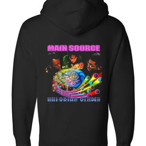 Puede incluir: Una taza de cerámica blanca con un asa negra y el texto "But First, Coffee" en negrita negra. La taza se encuentra sobre un fondo neutro, resaltando su diseño simple.