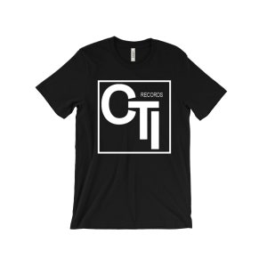 Puede incluir: Camiseta negra con un logotipo cuadrado blanco que dice "CTI RECORDS" en mayúsculas.