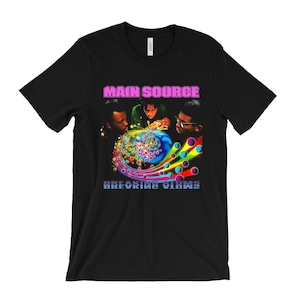 Puede incluir: Camiseta negra con un diseño gráfico colorido. El texto "MAIN SOURCE" es rosa y "BBEORIME OTHMS" azul. El diseño representa a tres personas y un patrón arremolinado multicolor.