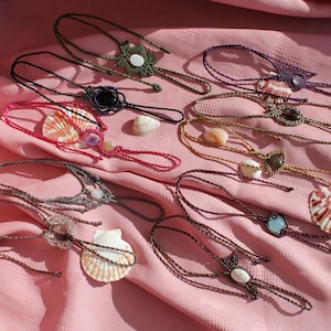 Elegant slavarmband med ädelstenar - Handgjort boho fingerring med makramé