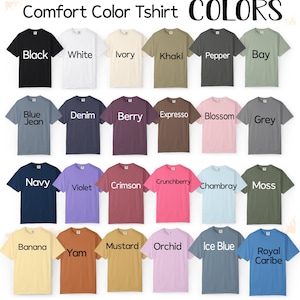 Op de afbeelding: Een kleurenkaart met vierentwintig t-shirts met korte mouwen in diverse tinten, waaronder zwart, wit, ivoor, kaki, peper, laurier, blue jean, denim, bes, espresso, bloesem, grijs, marine, violet, karmozijnrood, crunchberry, chambray, mos, banaan, yam, mosterd, orchidee, ijsblauw en royal caribe, met de tekst Comfort Color Tshirt COLORS bovenaan.