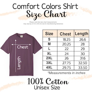 Op de afbeelding: Een Comfort Colors maattabel voor t-shirts met een paars t-shirt en meetlijnen voor borst en lengte. Een tabel toont de maten S tot 4XL met afmetingen in inches. De tekst vermeldt 100% Cotton Unisex Size.