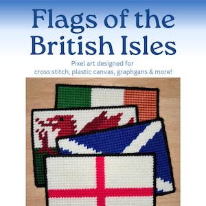 Könnte beinhalten: Ein Set aus fünf Pixel-Art-Flaggen der Britischen Inseln, darunter England, Schottland, Wales, Irland und Nordirland. Die Flaggen sind mit Kreuzstich gefertigt und auf einer Holzoberfläche ausgestellt. Für die Erstellung dieser Flaggen werden nur 8 Farben benötigt.