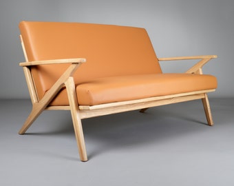 Axel Mid Century Modern Sofa - Orange Veganes Leder & Massivholz - Mid Century Sitzmöbel - Vintage Sofa - NEUE Retro handgefertigte Möbel