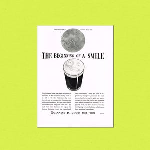 Puede incluir: Anuncio vintage de Guinness stout. La imagen presenta una pinta sonriente de Guinness con el texto "The Beginning of a Smile". El anuncio incluye texto sobre la levadura Guinness y su papel en la calidad de la cerveza.