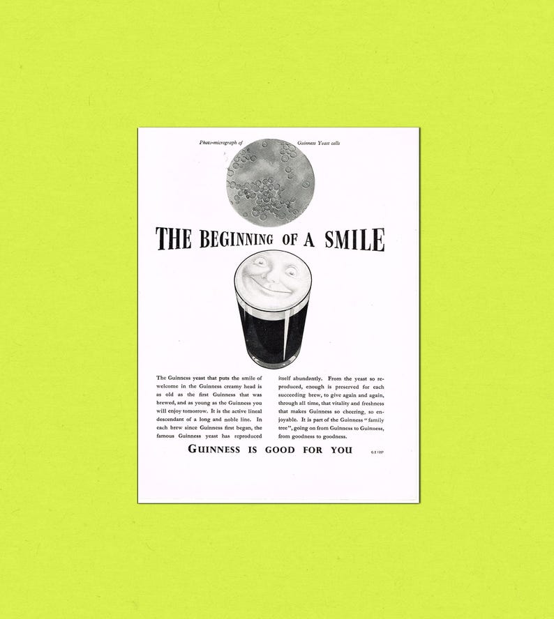 Puede incluir: Anuncio vintage de Guinness stout. La imagen presenta una pinta sonriente de Guinness con el texto "The Beginning of a Smile". El anuncio incluye texto sobre la levadura Guinness y su papel en la calidad de la cerveza.