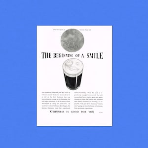 Puede incluir: Anuncio vintage de Guinness stout. La imagen presenta una pinta sonriente de Guinness, una imagen microsc&oacute;pica de c&eacute;lulas de levadura y el texto "The Beginning of a Smile". El anuncio promociona Guinness como un producto de calidad.