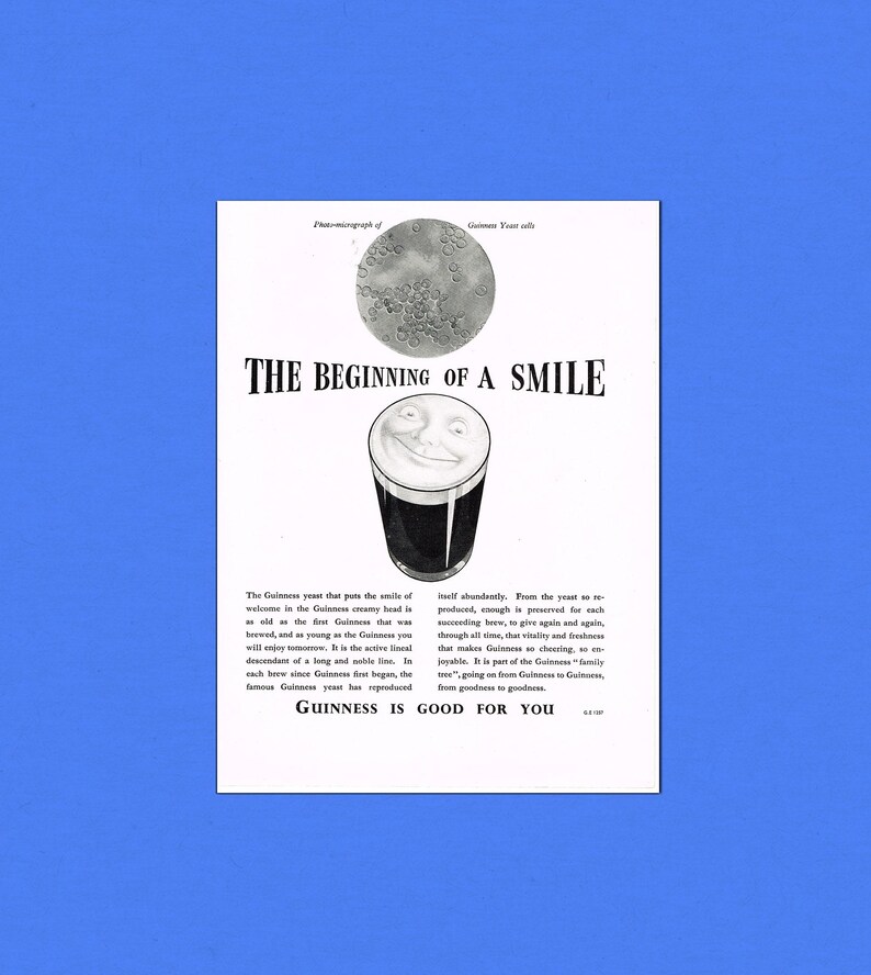 Puede incluir: Anuncio vintage de Guinness stout. La imagen presenta una pinta sonriente de Guinness, una imagen microsc&oacute;pica de c&eacute;lulas de levadura y el texto "The Beginning of a Smile". El anuncio promociona Guinness como un producto de calidad.