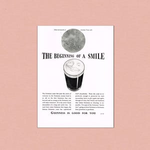 Puede incluir: Anuncio vintage de Guinness stout. El anuncio en blanco y negro presenta una pinta sonriente de Guinness, un diagrama de c&eacute;lulas de levadura y el texto "The Beginning of a Smile". El texto tambi&eacute;n dice "Guinness is Good for You."