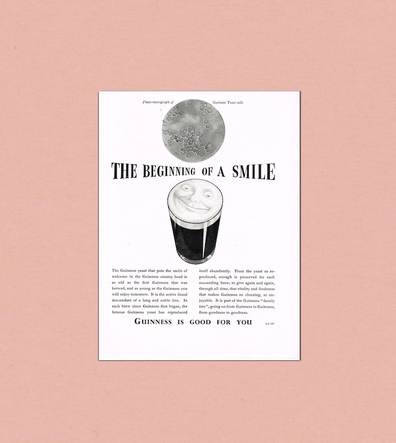 Puede incluir: Anuncio vintage de Guinness stout. El anuncio en blanco y negro presenta una pinta sonriente de Guinness, un diagrama de c&eacute;lulas de levadura y el texto "The Beginning of a Smile". El texto tambi&eacute;n dice "Guinness is Good for You."