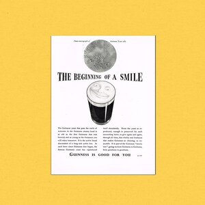 Puede incluir: Anuncio vintage de Guinness stout. La imagen presenta una pinta de Guinness con una cara sonriente en la espuma, encima del texto "THE BEGINNING OF A SMILE". El anuncio incluye texto sobre la levadura y la frase "GUINNESS IS GOOD FOR YOU."