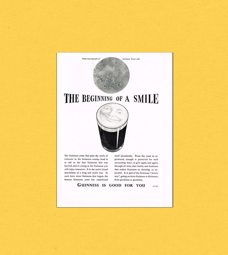 Puede incluir: Anuncio vintage de Guinness stout. La imagen presenta una pinta de Guinness con una cara sonriente en la espuma, encima del texto "THE BEGINNING OF A SMILE". El anuncio incluye texto sobre la levadura y la frase "GUINNESS IS GOOD FOR YOU."