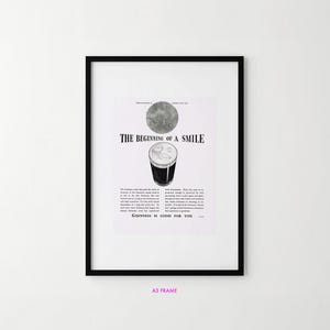 Puede incluir: Impresi&oacute;n enmarcada en negro que presenta un anuncio vintage de Guinness. El anuncio incluye el texto "The Beginning of a Smile" sobre una ilustraci&oacute;n de una pinta de Guinness. Las palabras "Guinness is good for you" est&aacute;n en la parte inferior.