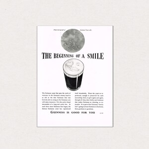 Puede incluir: Anuncio publicitario vintage de Guinness stout. El anuncio en blanco y negro presenta una pinta de Guinness sonriente, una imagen microsc&oacute;pica de c&eacute;lulas de levadura y el texto "THE BEGINNING OF A SMILE" y "GUINNESS IS GOOD FOR YOU".