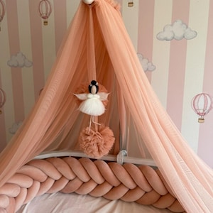 Baldacchino per culla in tulle color salmone con bambola fata fatta a mano, arredamento boho per la cameretta dei bambini