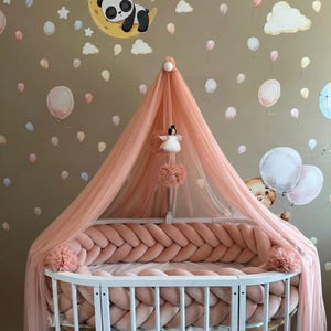 Baldacchino per culla in tulle color salmone con bambola fata fatta a mano, arredamento boho per la cameretta dei bambini