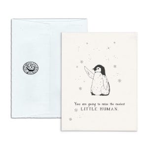 Le petit humain le plus cool | Nouvelle carte de voeux de bébé | Typographie avec enveloppe bleue | Félicitations bébé | Illustration de flocons neige mignon bébé pingouin