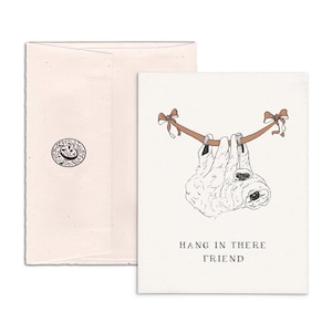 Accrochez-vous, ami | de voeux d'encouragement | Typographie avec enveloppe Blush | Maman et bébé paresseux avec illustration de ruban
