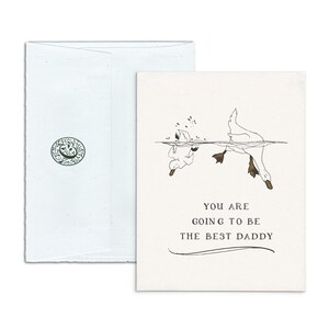 meilleur papa | Carte de voeux de nouveau père | Typographie avec enveloppe bleue | Félicitations bébé | Illustration mignonne de papa canard avec bébé, 1er enfant