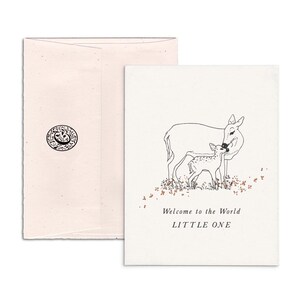 Bienvenue aux tout-petits | carte de voeux nouveau-né | Typographie avec enveloppe Blush | Félicitations bébé | Jolie maman cerf avec son bébé faon illustration