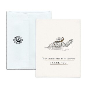 votre gentillesse a fait toute la différence | Merci carte de vœux | Typographie avec enveloppe bleue | Illustration d'une adorable tortue chevauchant un escargot