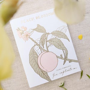 Tarjeta de felicitación con impresión tipográfica en papel dorado con motivos de flor de durazno / Lenguaje victoriano de las flores / Me cautivas, amor, afecto, encantado, primer amor