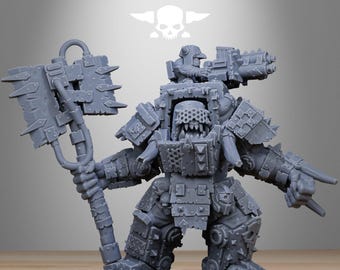 Puede incluir: Figura en miniatura gris y detallada de un personaje parecido a un orco, fuertemente blindado, empuñando una gran hacha. La figura tiene una expresión amenazante y está cubierta de detalles mecánicos. El texto "STATIONFORGE" está en la parte superior.