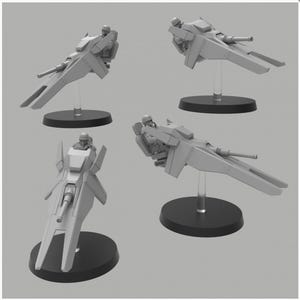 Pode incluir: Quatro naves espaciais em miniatura cinzas detalhadas com um piloto na cabine. Cada nave espacial tem um corpo longo e fino com um nariz pontudo e duas asas. As naves espaciais estão em bases circulares pretas.