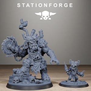 Könnte beinhalten: Ein graues Resin-Miniaturen-Set mit einer großen, muskulösen humanoiden Figur mit mechanischem Sägearm, Schutzbrille und Rohren, die auf einem Sockel mit Totenköpfen steht. Daneben eine kleinere koboldartige Figur mit Spritze und Bombe.