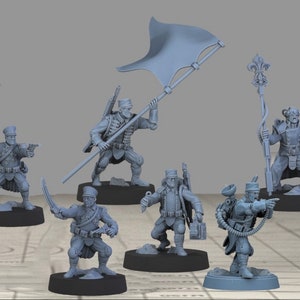 Może przedstawiać: Zestaw sześciu szarych plastikowych figurek żołnierzy w różnych pozach, w tym żołnierz trzymający flagę, żołnierz trzymający karabin i żołnierz trzymający miecz. Figurki stoją na okrągłych podstawach.
