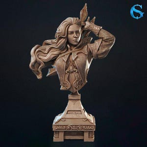 Könnte beinhalten: Detaillierte Büstenskulptur einer Frau mit langem, fließendem Haar, die eine verzierte Rüstung trägt und einen gefiederten Pfeil hält. Die Skulptur ist in einem neutralen Ton gehalten, auf einem dekorativen Sockel montiert, vor dunklem Hintergrund.