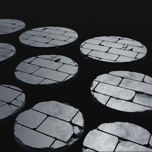 Pode incluir: Um conjunto de dez azulejos redondos, cinzentos, com aparência de pedra e um padrão de tijolo. Os azulejos são dispostos em um padrão escalonado, criando um efeito de caminho.