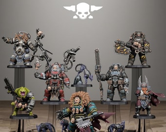 Puede incluir: Una colección de figuras en miniatura, incluyendo guerreros y criaturas, exhibidas en soportes transparentes. Las figuras están pintadas en varios colores y presentan armaduras, armas y accesorios detallados. El texto "STATIONFORGE" y un logotipo de calavera están en la parte superior.
